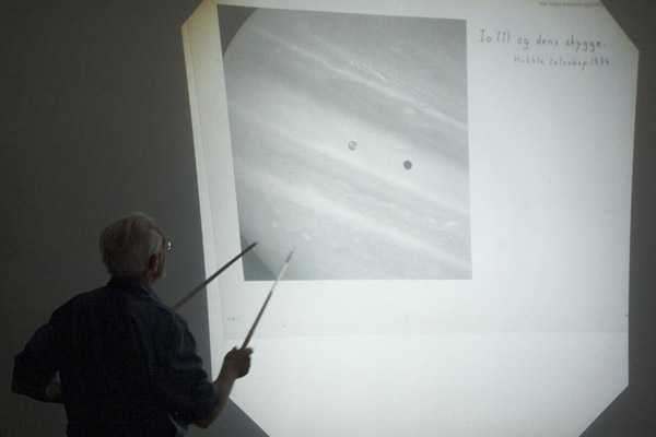 Kjell viser eksempler på måneskygger på Jupiter. Foto: Odd Høydalsvik