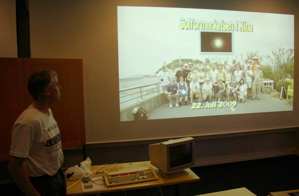 Roar viser film fra ekspedisjonen til Kina. Foto: Odd Høydalsvik