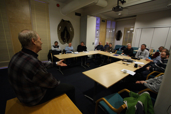 Egil Lillestøl forklarer de store sammenhengene. Foto: Odd Høydalsvik